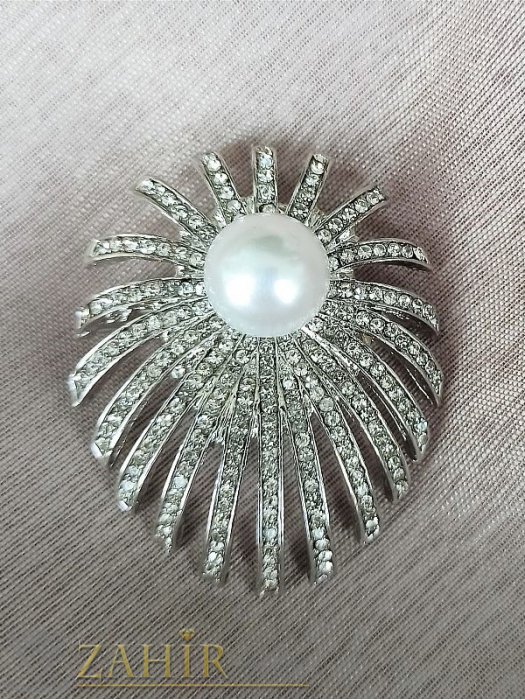 Дамски бижута - Стилна изящна брошка с голяма бяла перла с бели кристали на сребриста основа, размер 4,5 на 3,5 см, красива изработка - B1299